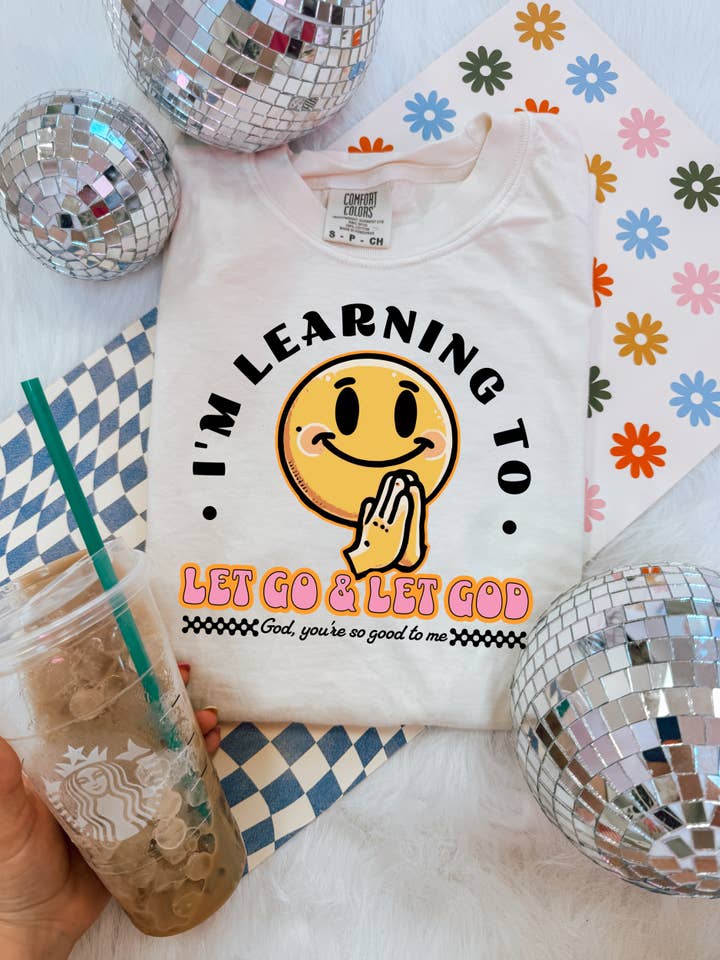 Let go & let God trendiges christliches T-Shirt in bequemen Farben für den Großhandel von Broke Babes Wholesale