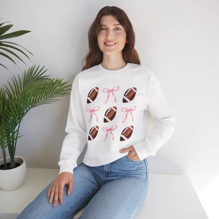 Coquette-Fußball-Crewneck-Sweatshirt für den Großhandel von Serendipity Design Co.