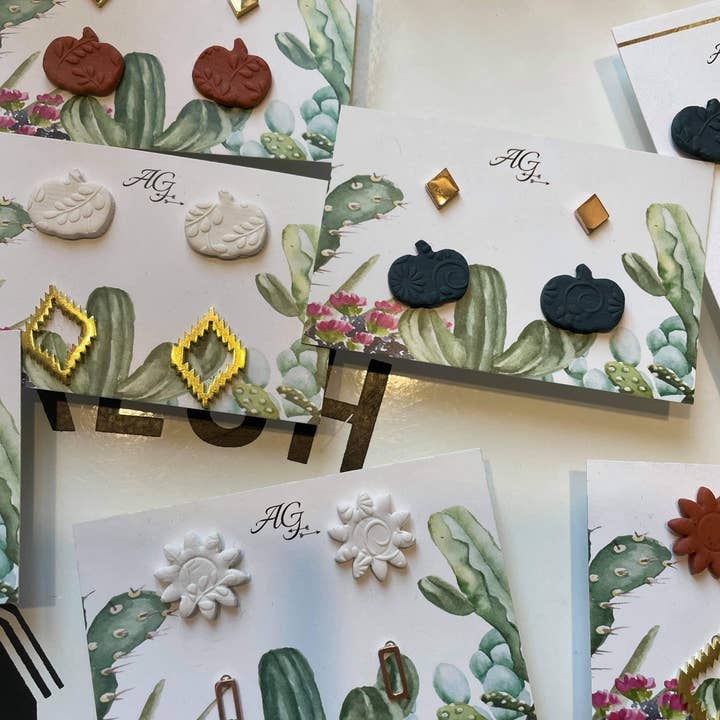 Oorbel van polymeerklei met gouden stud voor wholesale door Arrow Girl Designs #———>