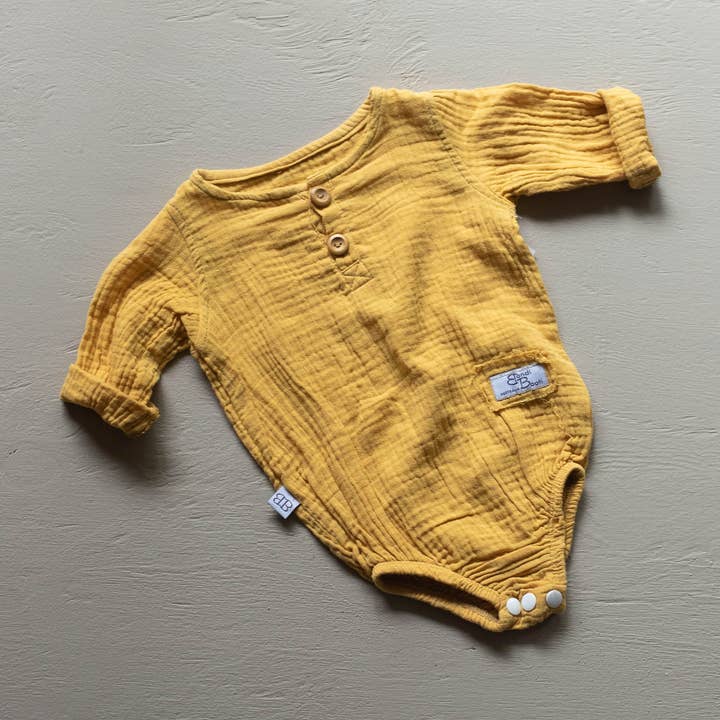 Pagliaccetto neonato in cotone biologico a maniche lunghe - Senape per la vendita all'ingrosso da parte di Bondi Booti Baby