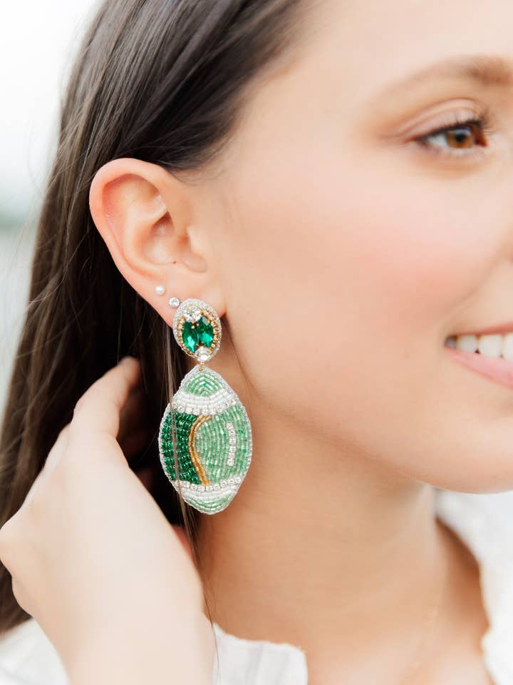 Ballons de foot verts perlés pour la vente par Taylor Shaye Designs