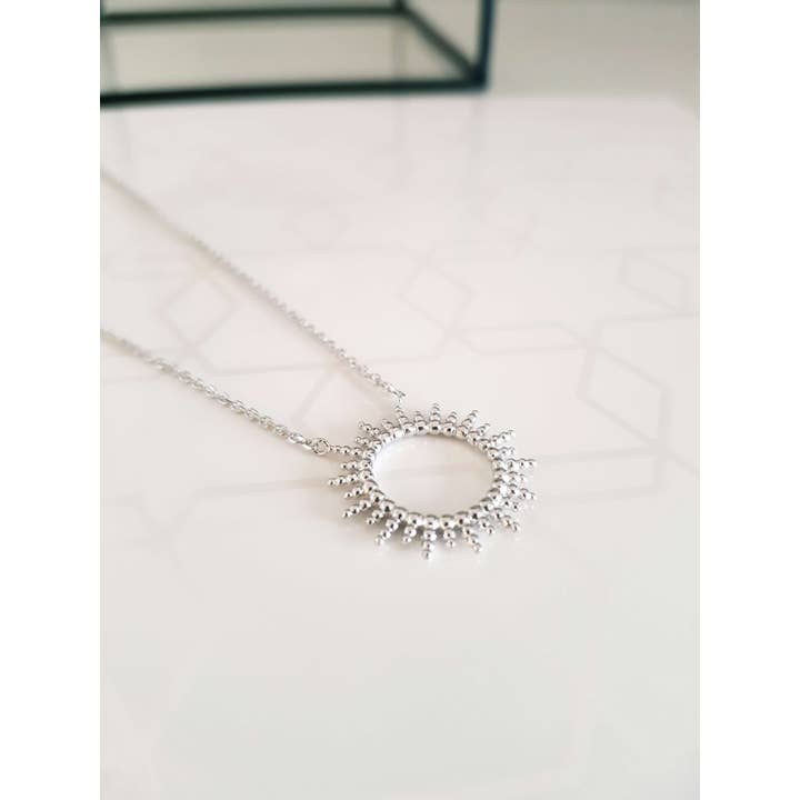 SIUKA – wholesale Hänge-/berlockhalsband – Rodium-plated 925/1000 silver ”Sun” halsband