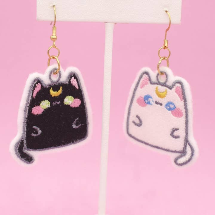 Broderede månekatte øreringe – Kawaii anime katte sæt for engroshandel hos Kawaii Hair Candy