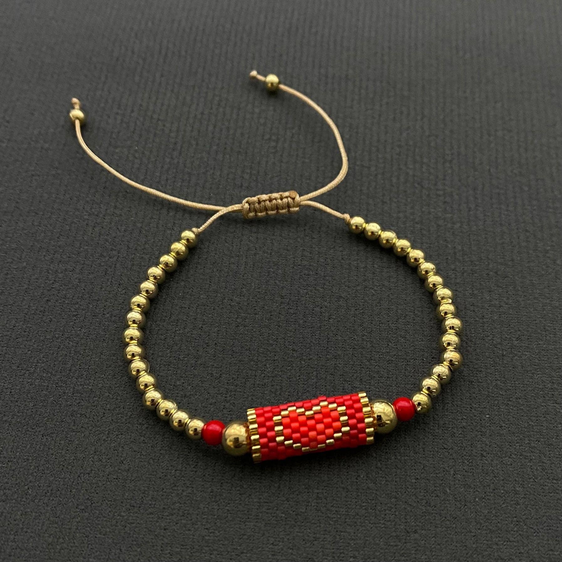 Mio Queena - Vente Bracelets à breloques/pendentifs - Bracelet Charme en Perles de Rocaille Motif Cœur Bohème - BJ/SB2