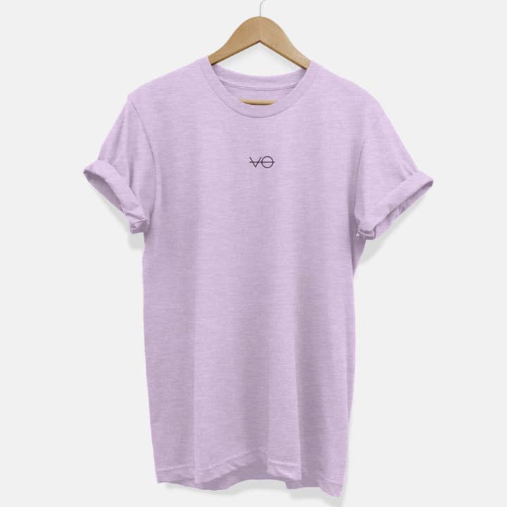 T-shirt végétalien éthique brodé avec logo VO (unisexe) pour la vente par VO