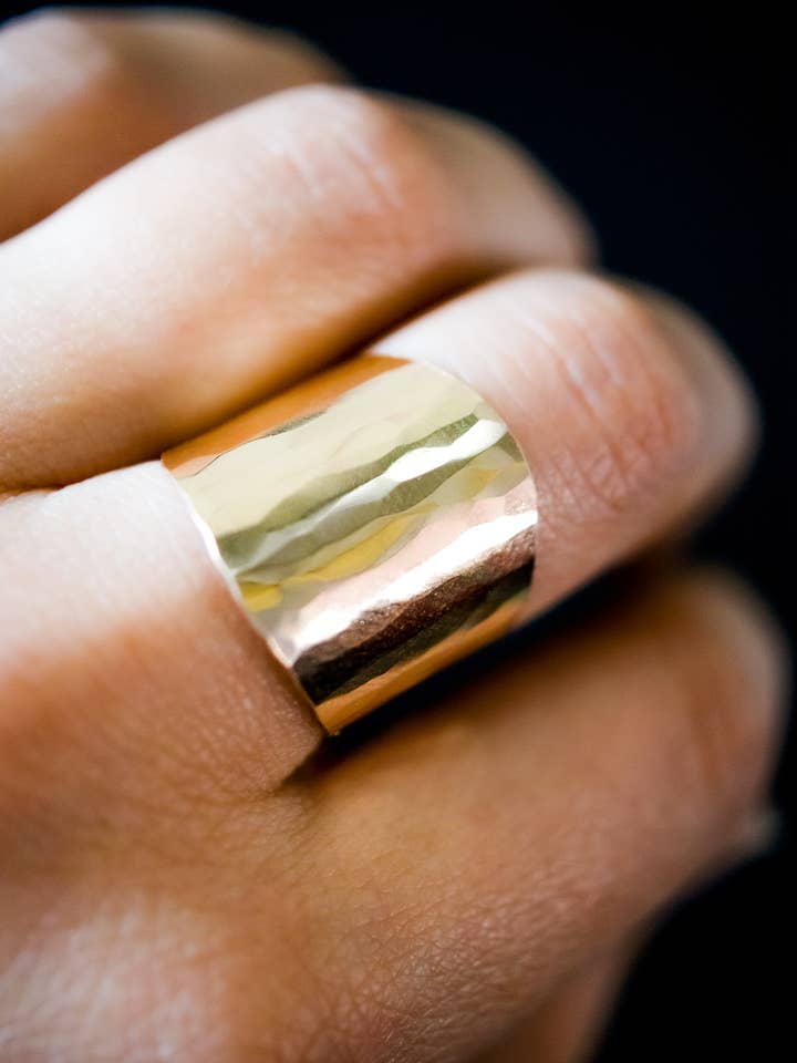 Petite bague bouclier, remplissage en or 14 carats pour la vente par Hannah Naomi