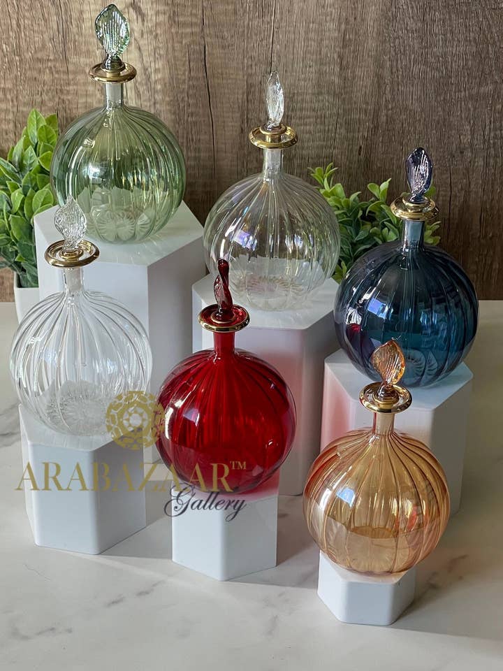 Flacon de parfum égyptien Globe Tourbillon avec bouchon feuille / Finition en or 14 K pour la vente par Arabazaar Gallery LLC