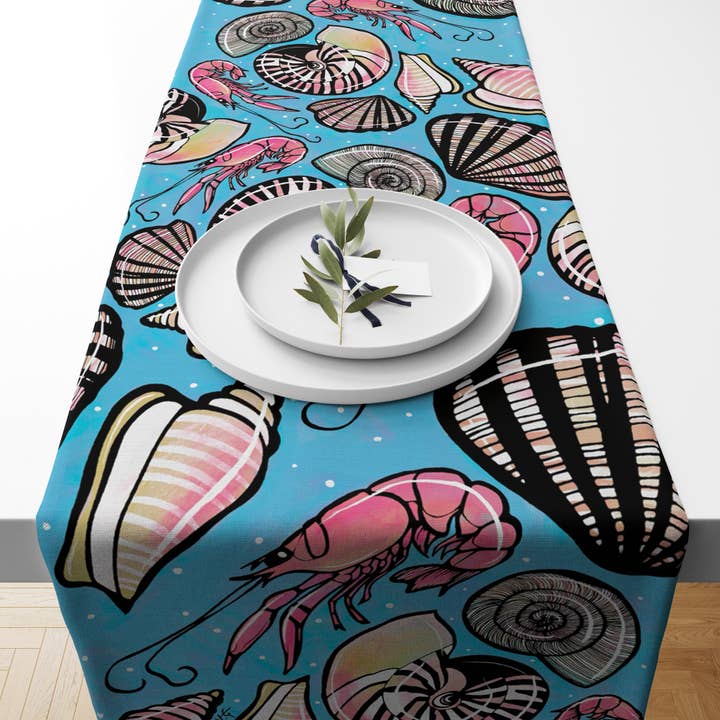 Runner da tavola Sea Creatures, biancheria con gamberetti e conchiglie per la vendita all'ingrosso da parte di Atelier Vero Wholesale