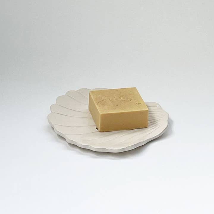 Porte-savon en céramique coquillage-ÉTÉ pour la vente par Blanca Olmos Studio