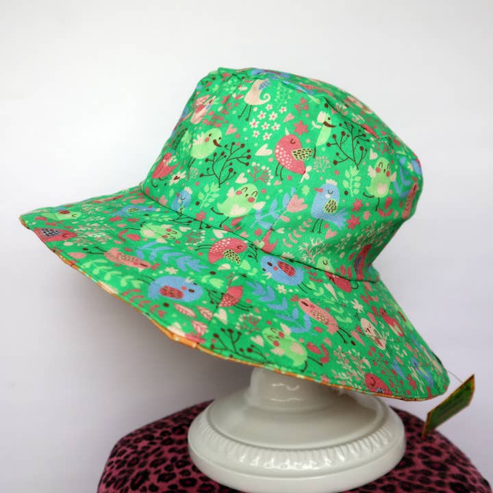 Chapeau de soleil réversible, tailles pour femmes et filles, oiseaux des bois pour la vente par Kiss My Patootie
