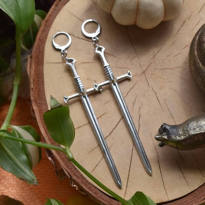 Boucles d'oreilles épée - Dague - Plaqué argent - Statement pour la vente par Earth Star Healing Collective