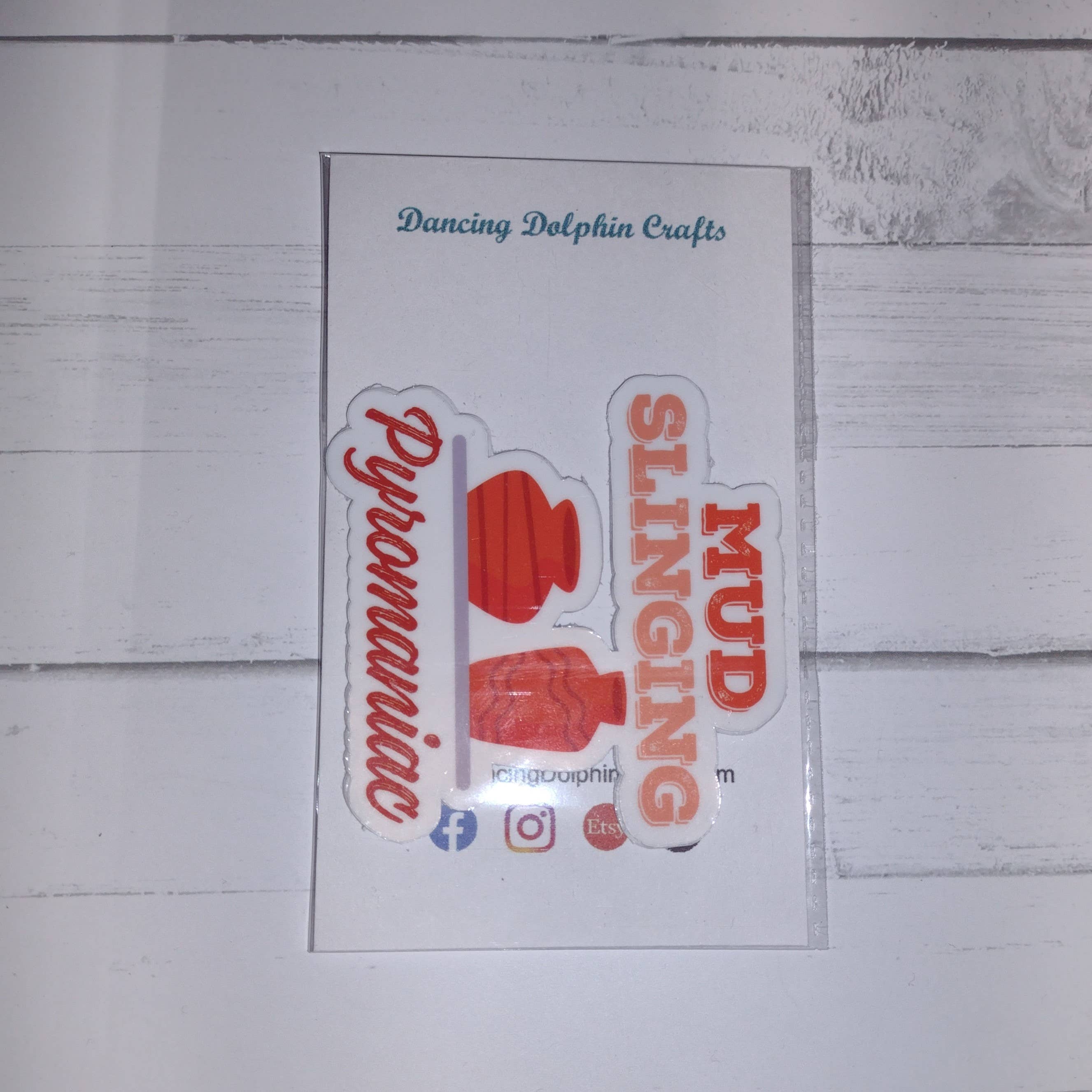 Dancing Dolphin Crafts – Engroshandel Klistermærke – Mudder Slinging Pyroman | Keramik klistermærke | Keramisk klistermærke6