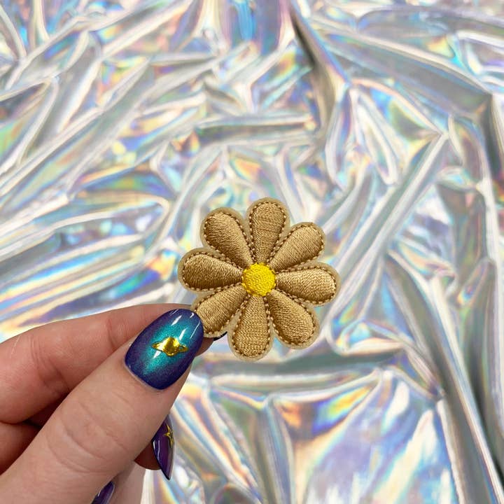 The Crafty Engineer - Wholesale Patch - Small Iron-On Daisy Embroidered Patches