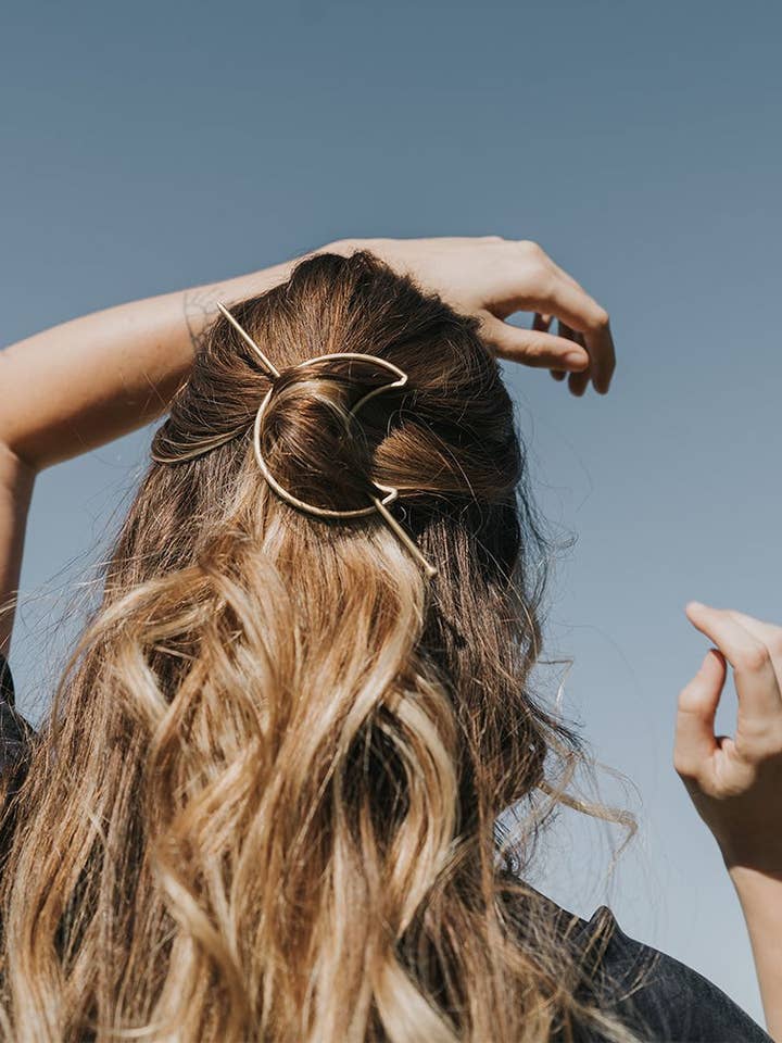 Indukala Crescent Moon Haarspange mit Stäbchen, goldfarben für den Großhandel von Matr Boomie Fair Trade