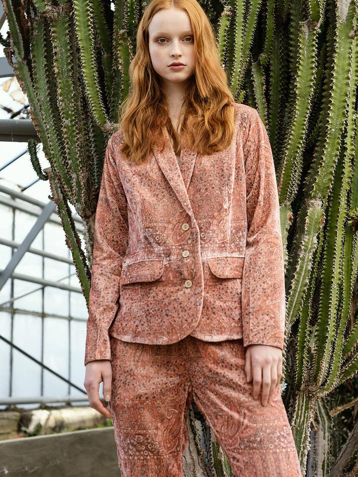 Pantalon rose en velours imprimé cachemire pour la vente par Pinnacle By Shruti Sancheti