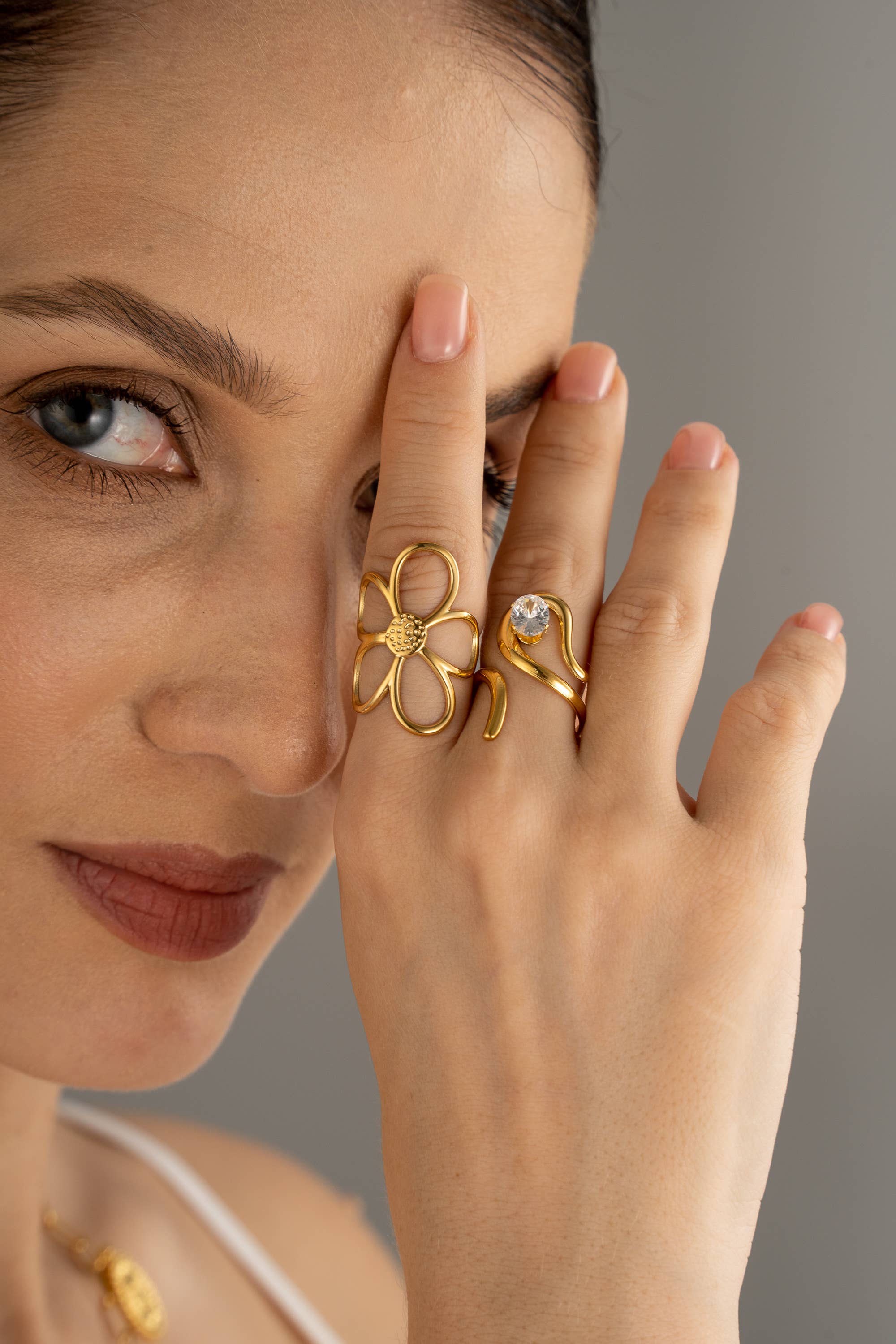 COSMOS – Großhandel Cocktail-/Statement-Ring – Edelstahl-Ring mit durchbrochenem Blumenmuster, luftiges Design, verstellbar2