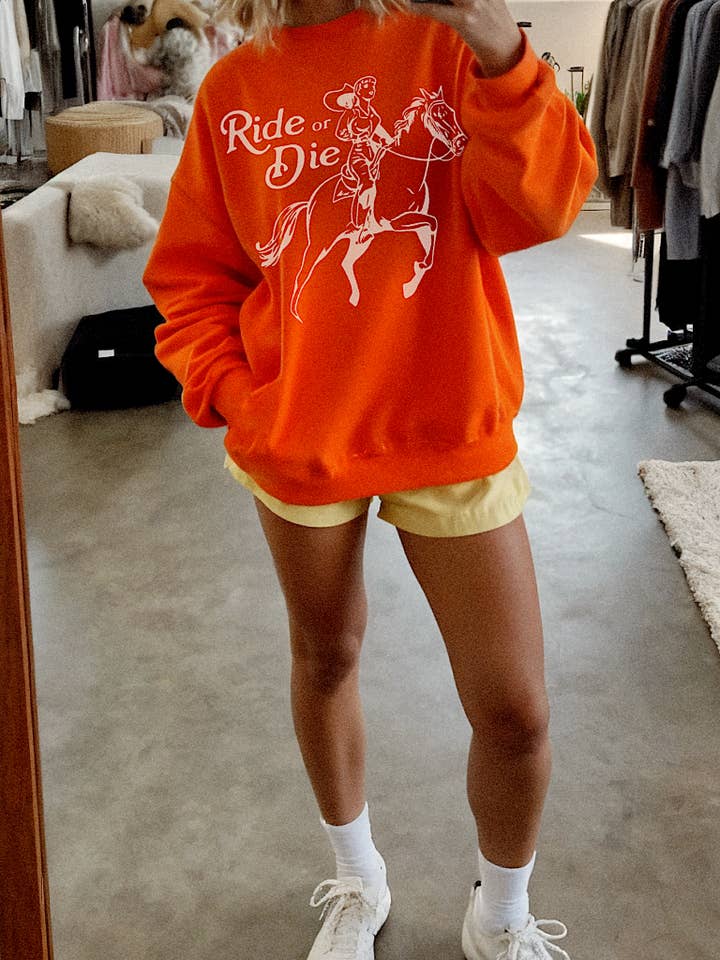 Sweatshirt graphique Ride or Die Western - orange pour la vente par WE THE BABES