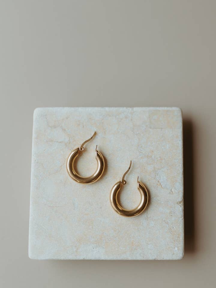 Klassiske store guldbøjler for engroshandel hos MoonFire