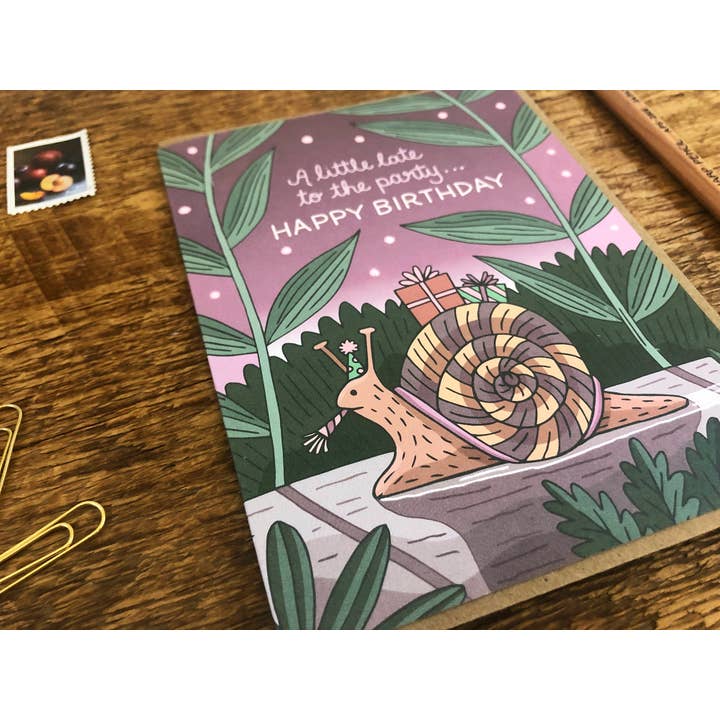 Noteworthy Paper & Press – Engroshandel Fødselsdagskort – forsinket fødselsdag sneglekort