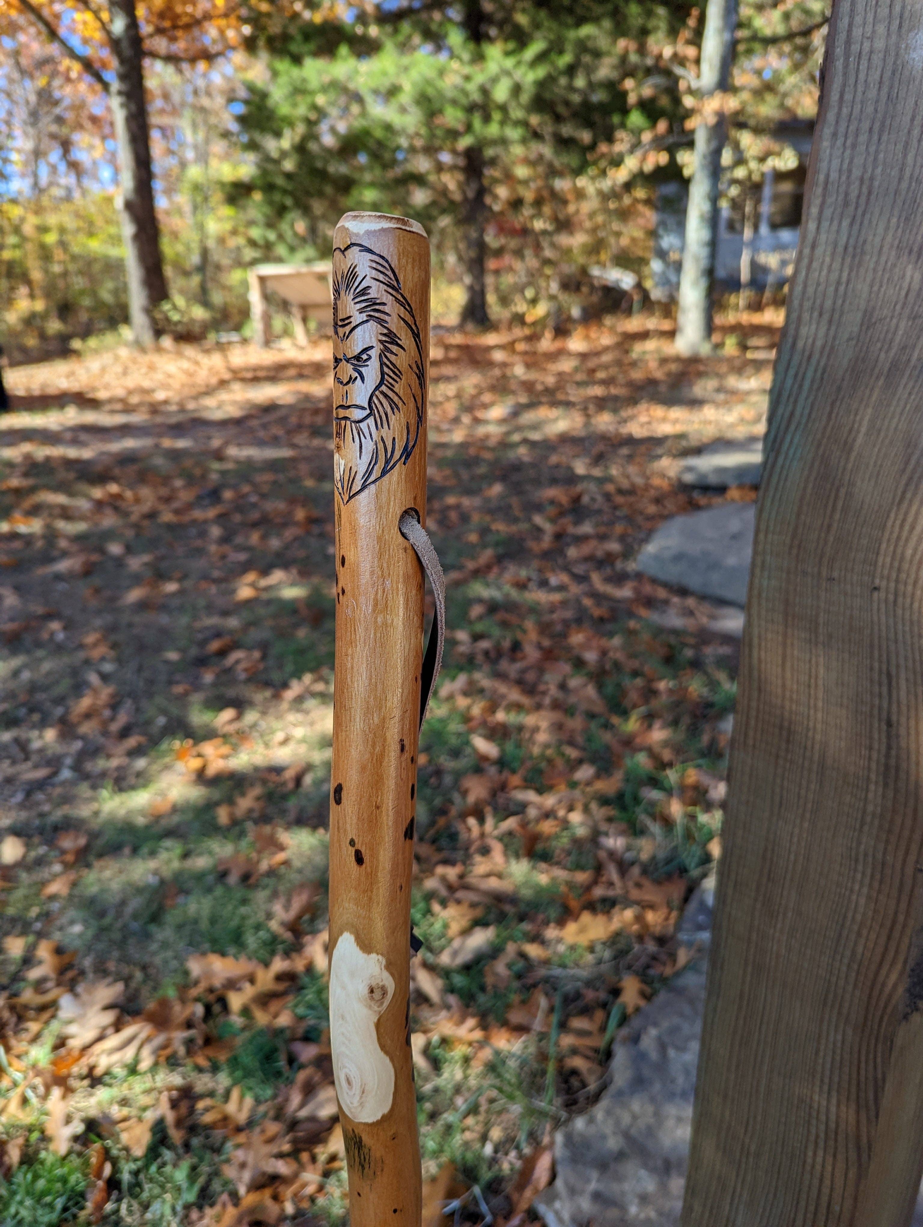 Creation Carvings LLC - Vente Accessoires de sport - Canne de marche avec un sasquatch sculpté sur le dessus, bâton Big Foot Hickking, Big Foot Stick4