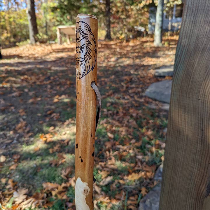 Creation Carvings LLC – Großhandel Sportliches Zubehör – Gehstock mit geschnitztem Sasquatch an der Spitze, Big Foot Hickingstick, Big Foot Stab4