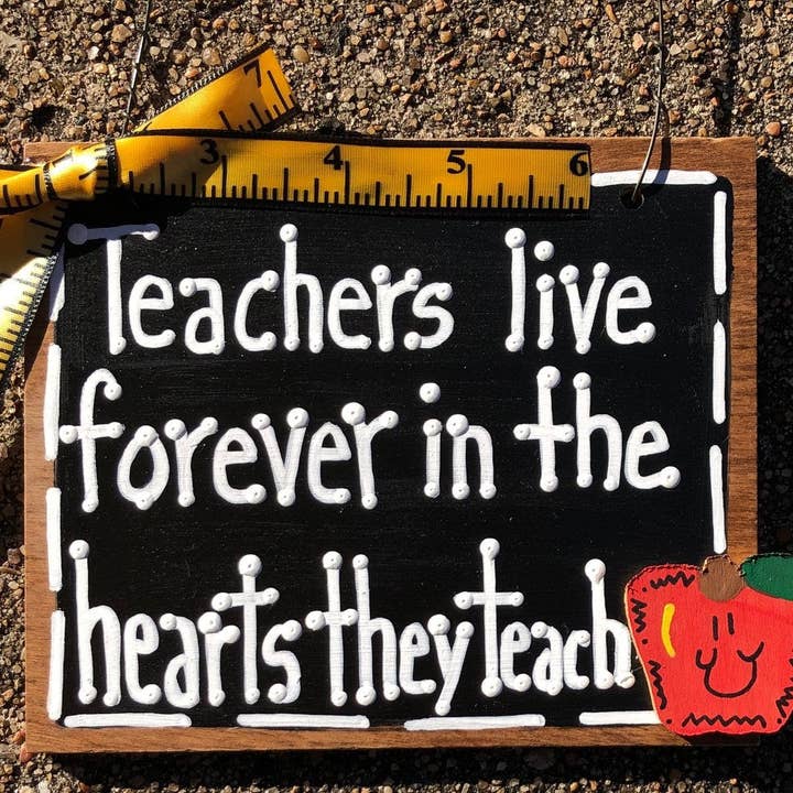 Teacher Gift 5558 Leraren leven voor altijd in de harten die ze leren, houten teken voor wholesale door Nannie and B's Crafts