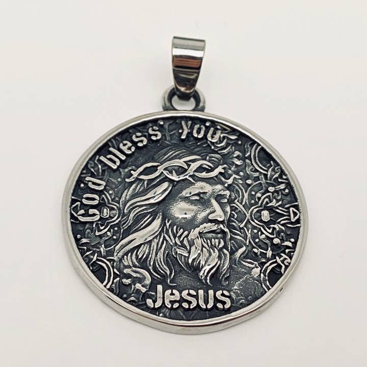 Pendentif rond en forme de tête de Jésus en acier inoxydable pour la vente par Mio Queena
