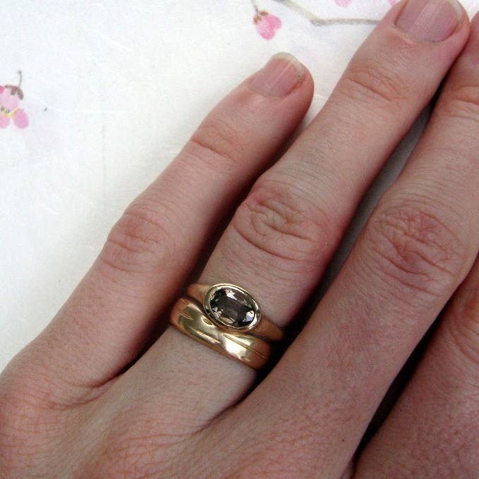 Bague de mariage en forme de bouleau doré en or massif pour la vente par Sheena Jewellery