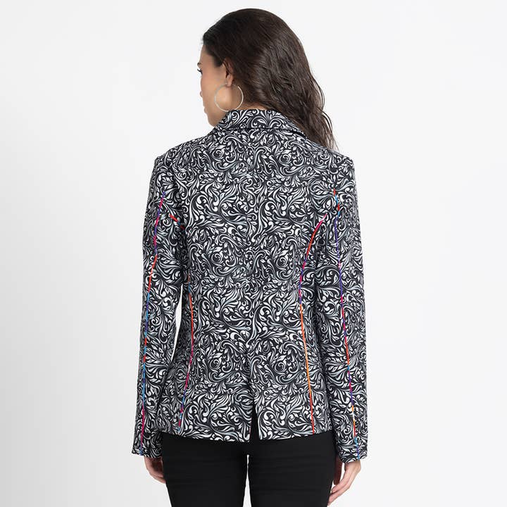 Benares – Engroshandel Blazer - Dame – Sort afslappet blazer - Elegant sort print