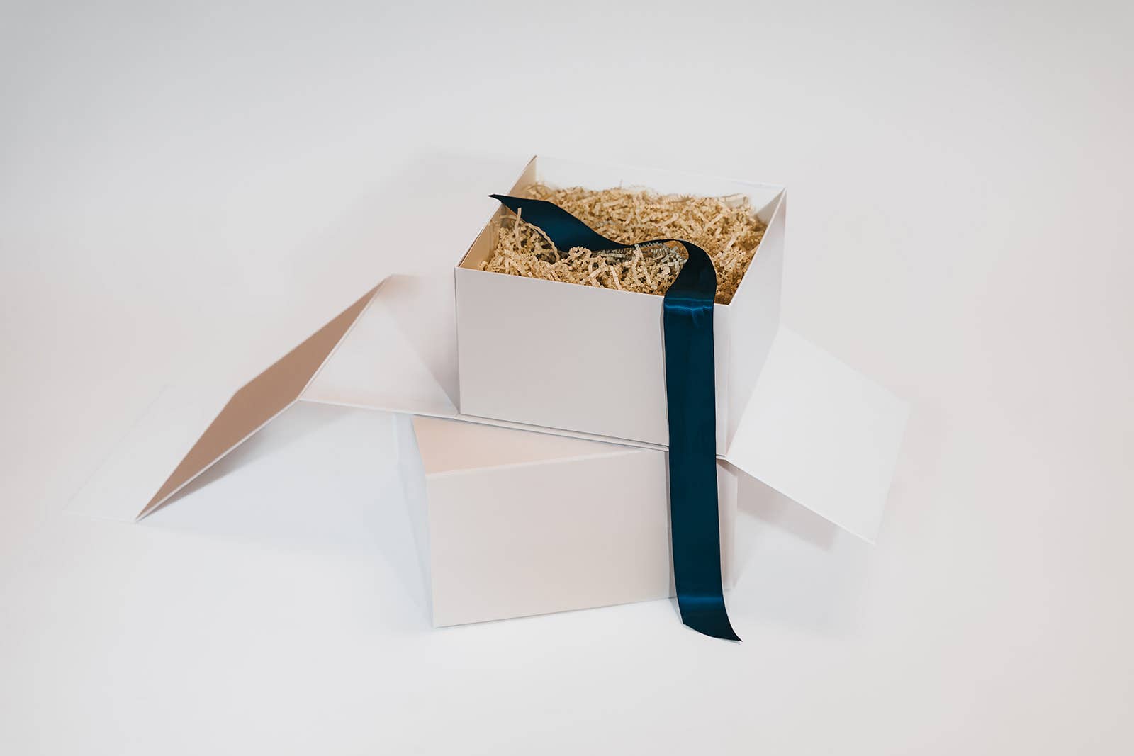 Giften Market - Wholesale Gift Box - Magnetic White Folding Gift Box - Luxury Gift Wrap3