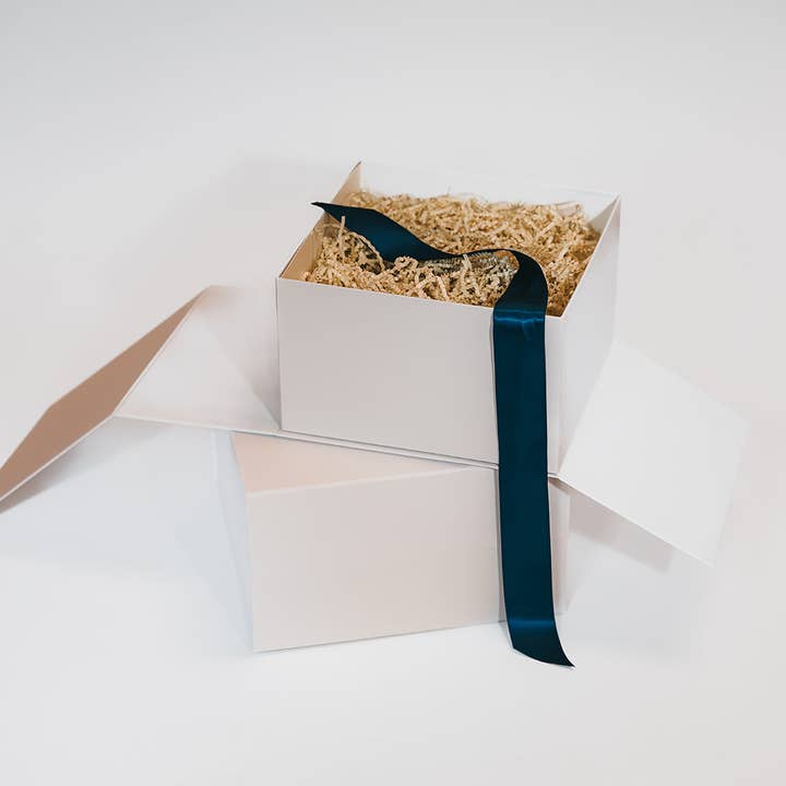 Giften Market - Wholesale Gift Box - Magnetic White Folding Gift Box - Luxury Gift Wrap3
