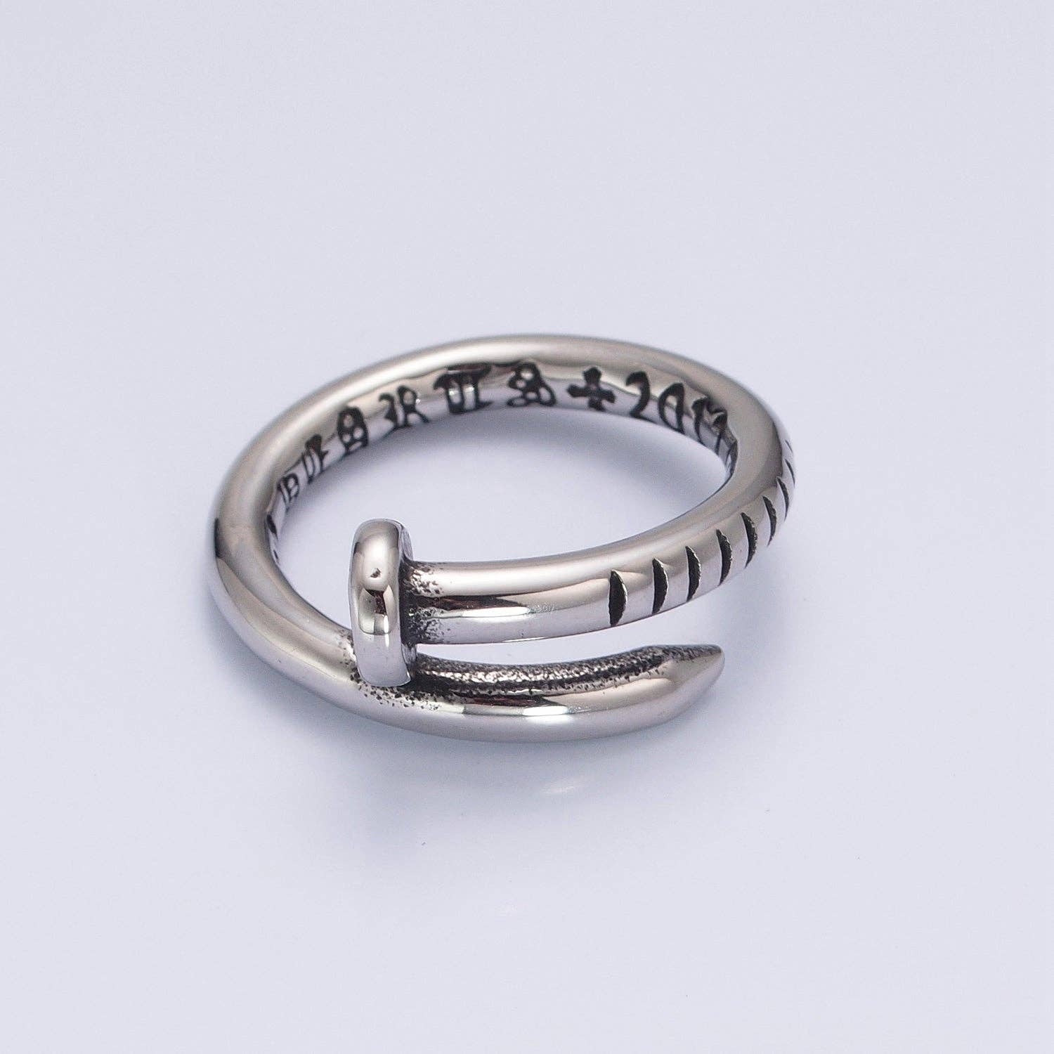 Aim Eternal - Wholesale Band/gestapelde ring - Antiek zilverkleurige ring voor mannen van roestvrij staal met spijkerdesign0