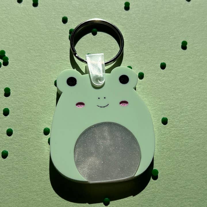 Llavero acrílico con capas Frog Squishmallow para venta al por mayor de The Sweet Squid