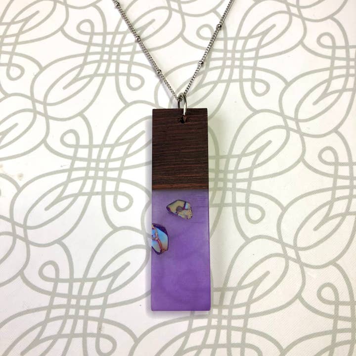 Purpleheart Halskette aus Holz und lila Harz für den Großhandel von Wonderfully Fashioned