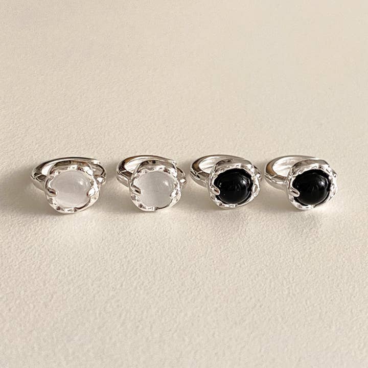 Ædelstenskrone Huggie Hoop Øreringe - Hvid Jade eller Onyx for engroshandel hos Cult Mystique