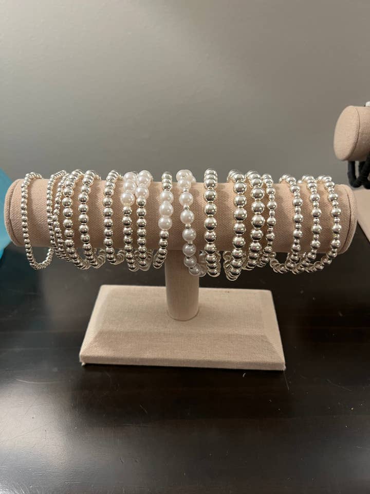 Stretcharmbänder mit silbernen Perlen für den Großhandel von Julie Anna J Designs