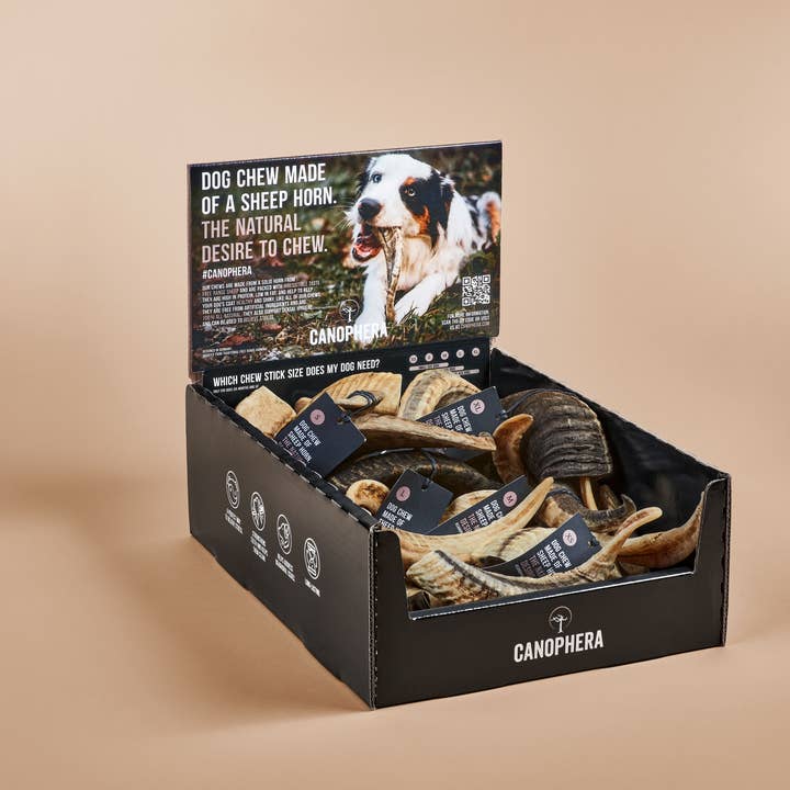 CANOPHERA LLC - Vente Jouet à mâcher – chien - Étagère remplie de 16 produits à mâcher en corne de mouton pour chien.0