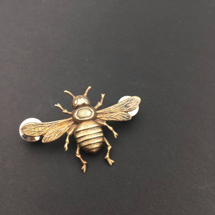 Metal Cloth & Wood – Großhandel Broschen – Brosche oder Anstecknadel aus Messing mit Honigbiene2