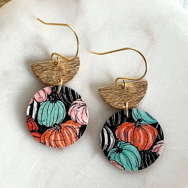 Boucles d'oreilles en forme de cercle en demi-cercle avec citrouilles blush/sarcelle et orange pour la vente par Fran and Bel