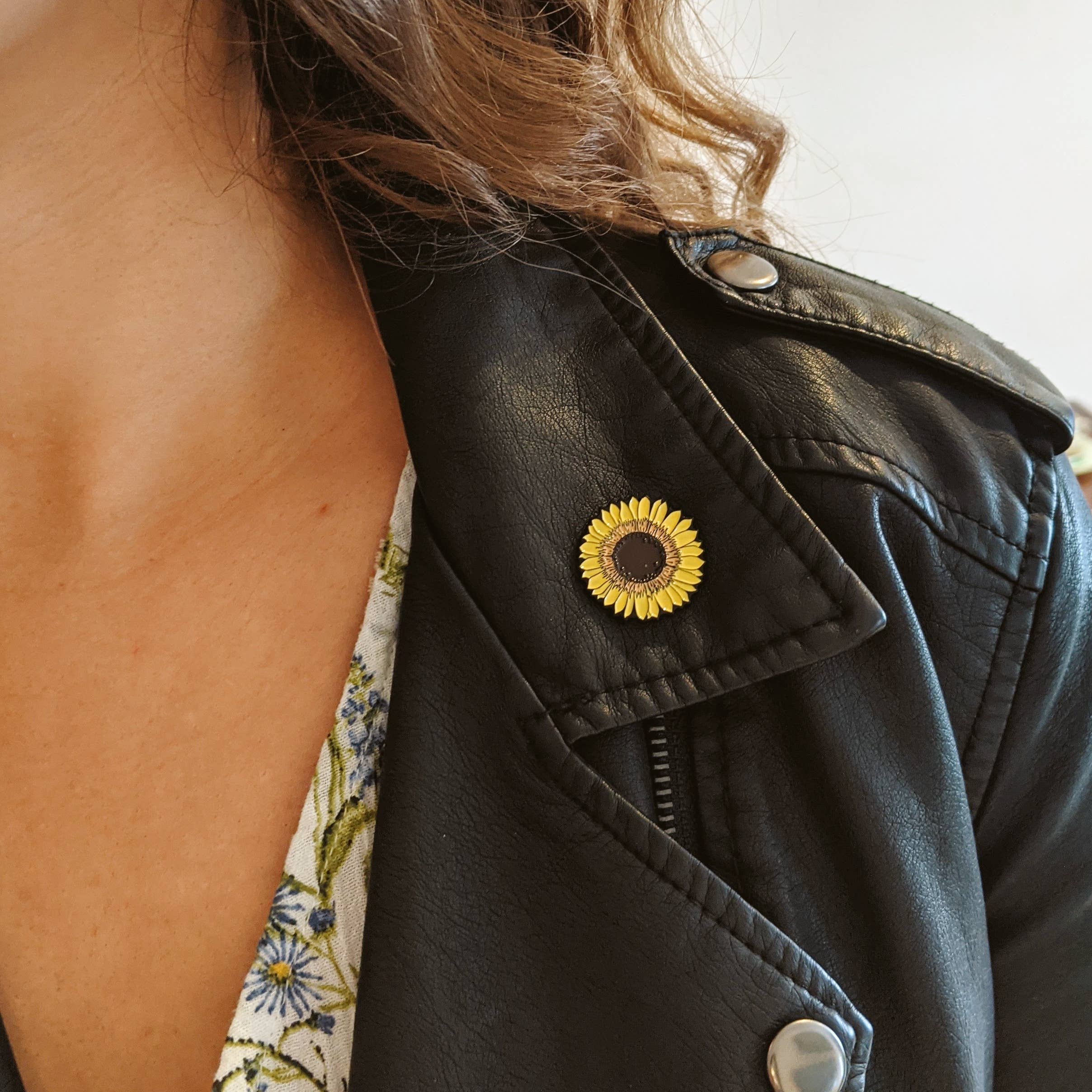 Drawn to Nature - Vendita all'ingrosso Spilla da bavero - Coppia di spille smaltate a forma di fiore, con margherita e girasole3