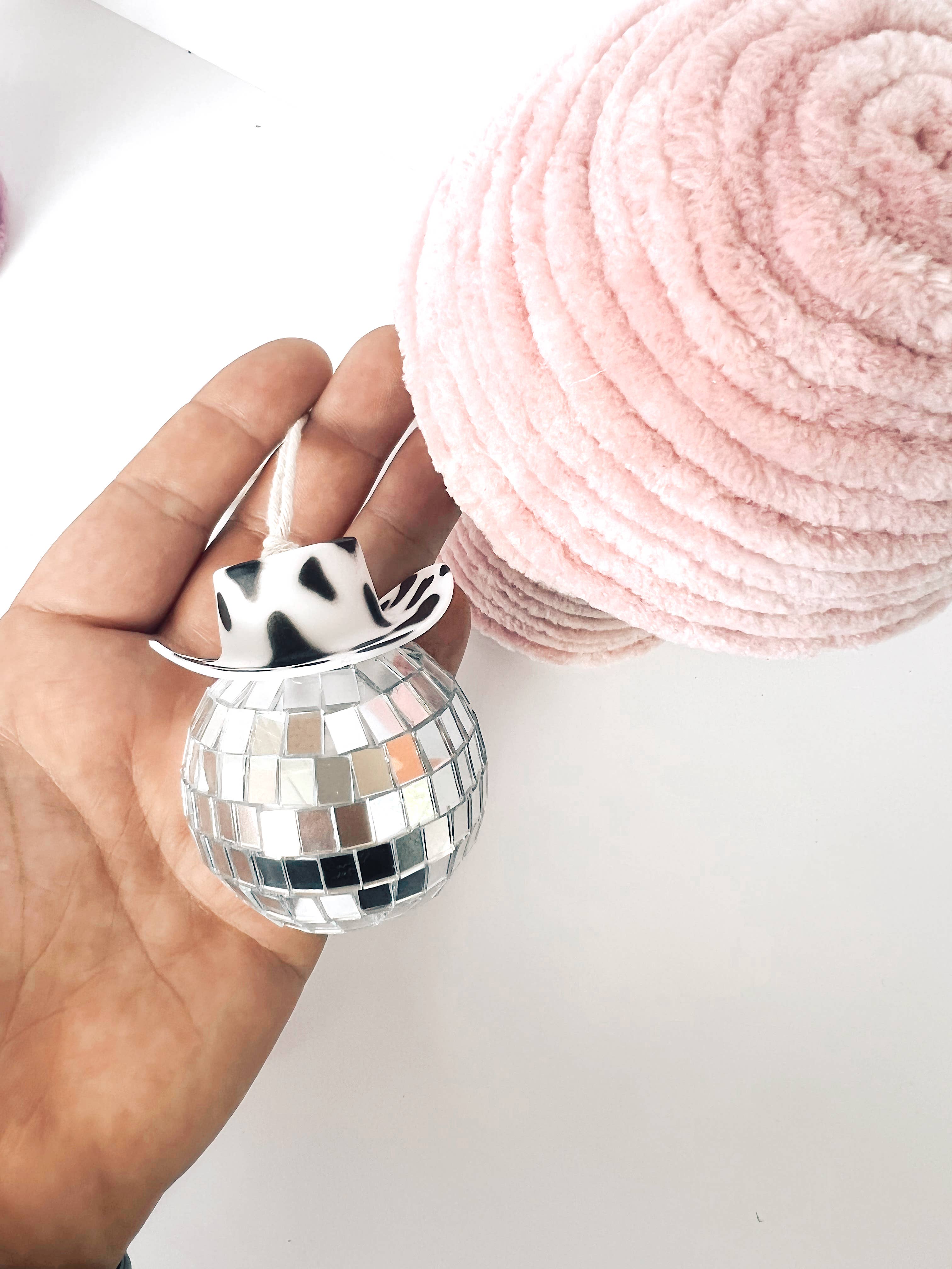 Golden Hour Designs – Engroshandel Dekorativ bilamulet – til kvinder – Cow Print Disco Ball Cowboy Hat Biltilbehør Brun Disco Cowboy - Bilophæng, Juletræspynt3