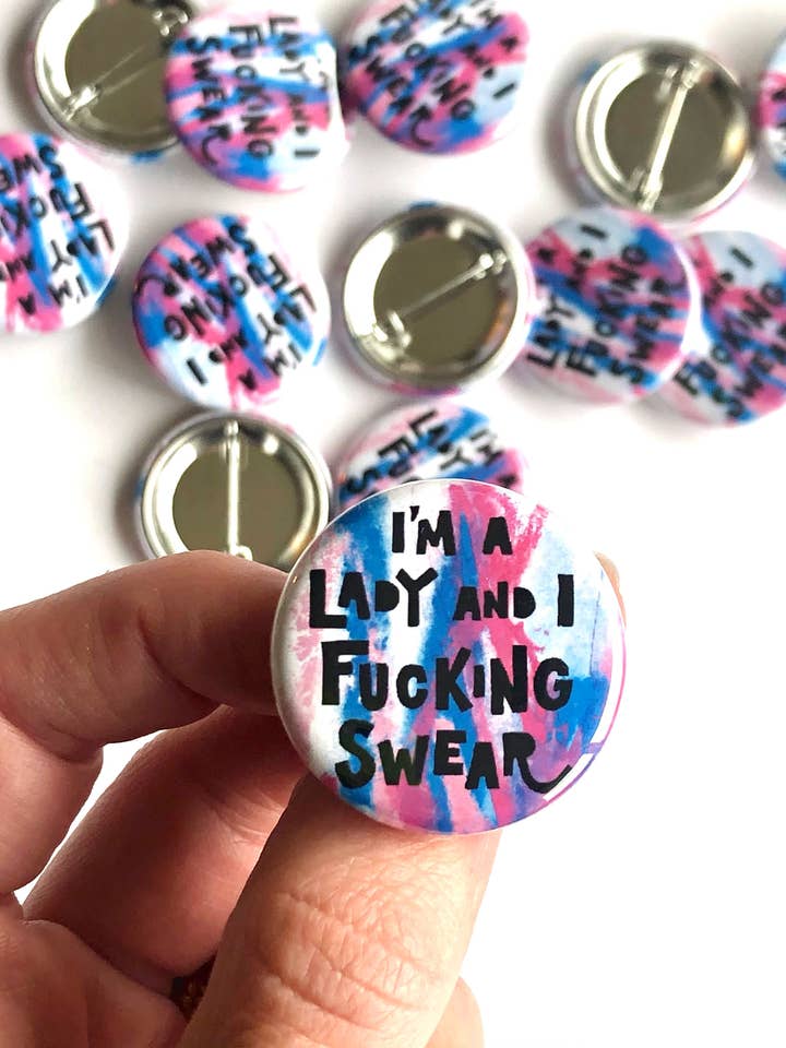 Épinglette à bouton Je suis une dame et je jure pour la vente par Tori Tornado
