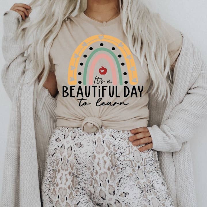 Camisetas con gráficos de regalo para maestros | Rainbow: Hermoso día para aprender y otras tendencias de Resultados para detergente arcoiris al por mayor. Devoluciones gratuitas y condiciones de pago a 60 días en Faire en Faire.