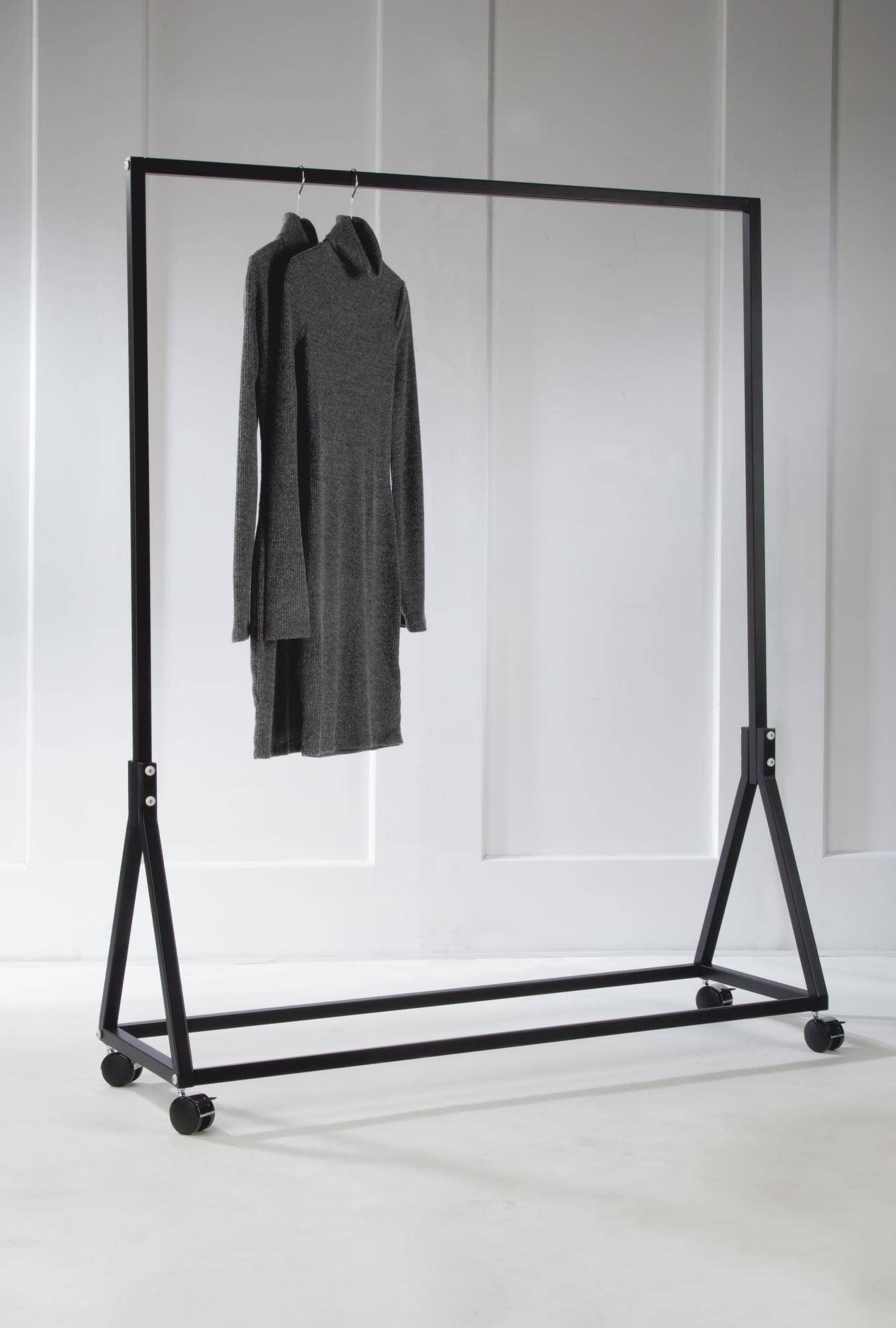 Tripar International - Wholesale Coat Rack - Triangle Base Metal Garment Racks8