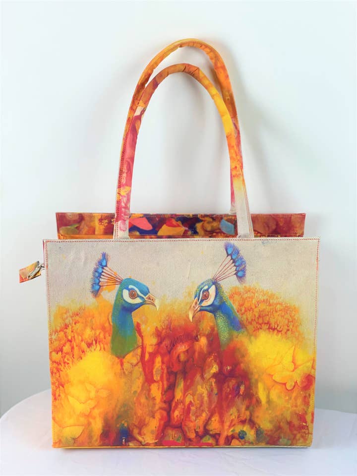 Sacola Tuk Tuk “Felicidade do Pavão” por atacado de Gracie Greene; The Giving "Three" Foundation