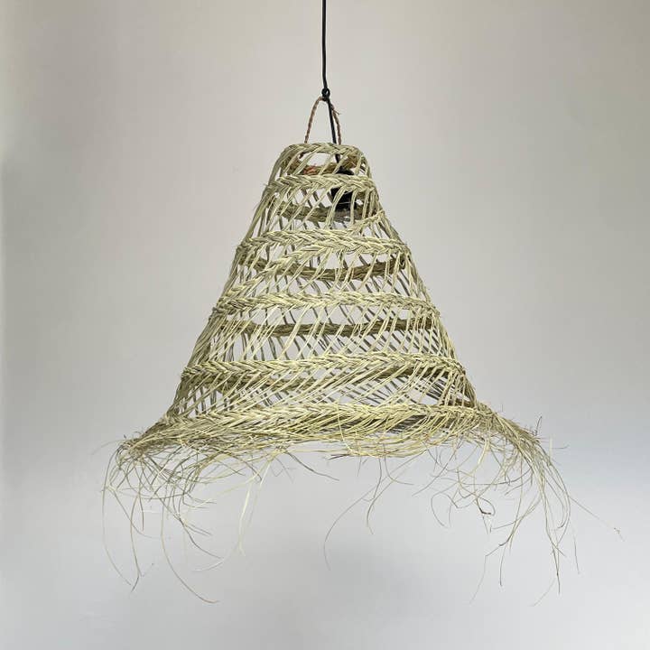 Suspension en cône tissé à la main – Tissage ouvert en feuille de palmier for wholesale by LeBazare