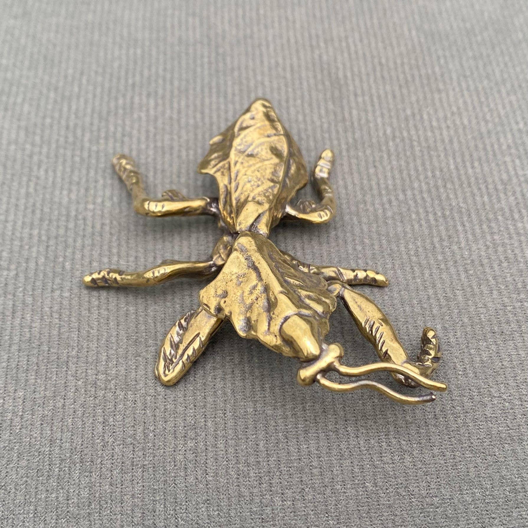 Mio Queena – Großhandel Dekofigur – Messing Mantis König Handwerks Desktop Ornamente Dekoration4
