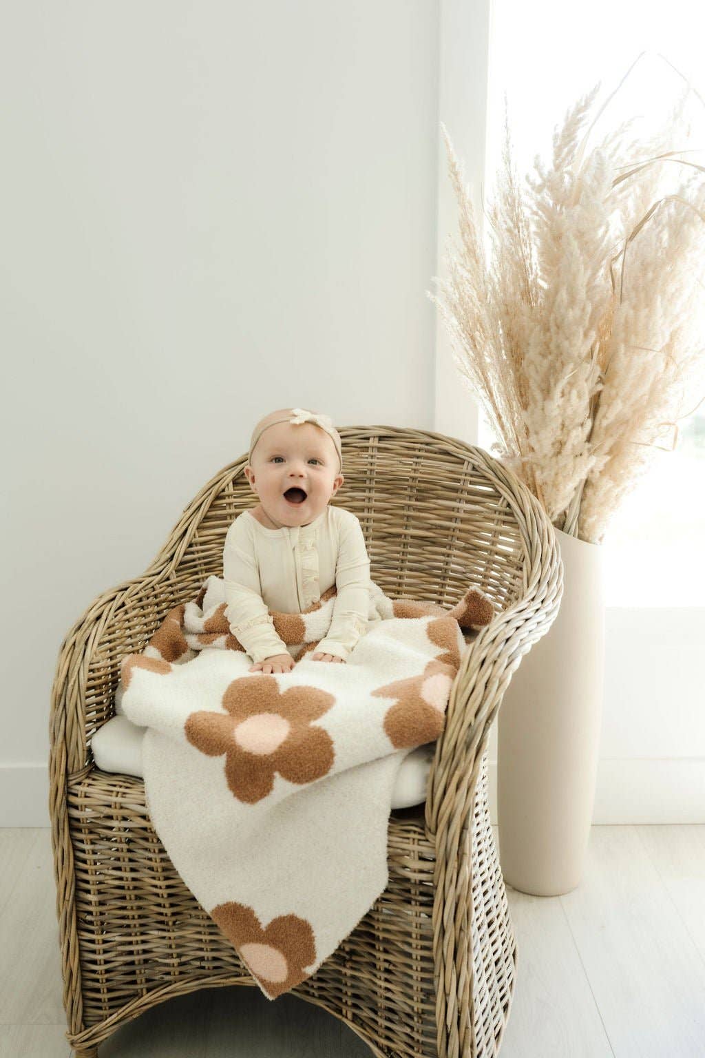 Harp Angel Boutique - Wholesale Bedding Blanket - Kids & Baby - Daisy Plush Blanket - Caramel & Pink1
