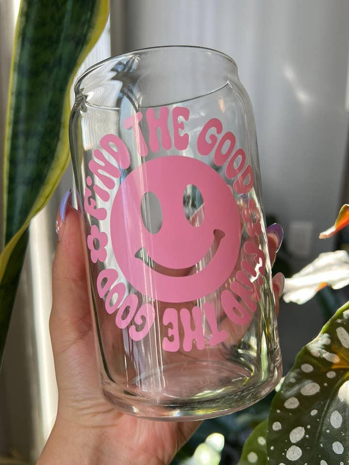 Tazza in vetro Happy Face Find The Good | Bicchiere per la vendita all'ingrosso da parte di Anissa Yanira Shop