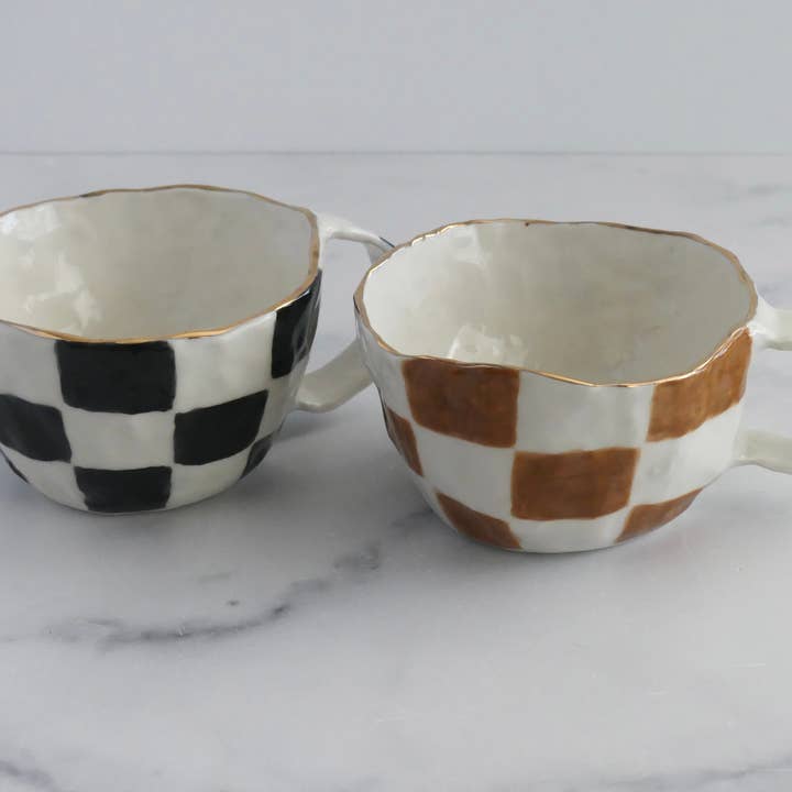 Design by Pouneh – Engroshandel Kaffekrus – Checkers håndlavede pinch-kopper, 10 oz med 24k guldlustring1